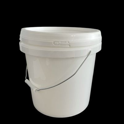 Conservatorio di bevande in un semplice secchio di plastica da 2 galloni con coperchio a prova di manomissione