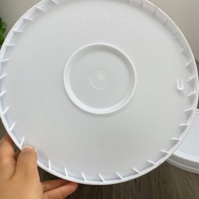Bottine di plastica da 5 galloni con coperchio a vite e accessori a manico