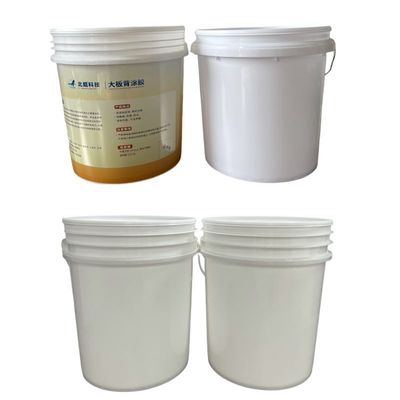 Bottile di plastica con coperchio e manico