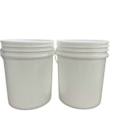 Bottile di plastica con coperchio e manico
