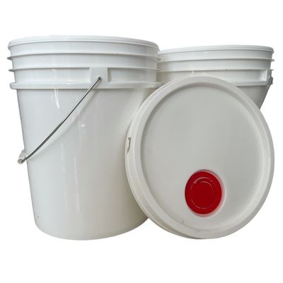 Bottile di plastica con coperchio e maniglia