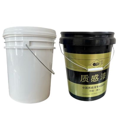 Bottile di plastica con coperchio e maniglia