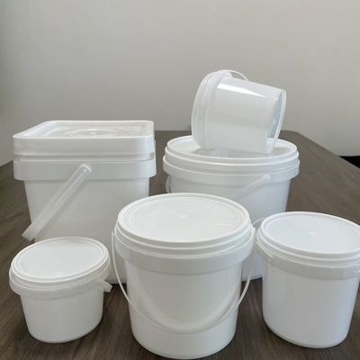 Bottile di plastica con coperchio e maniglia