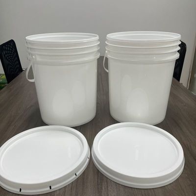 Bottile di plastica con coperchio e maniglia