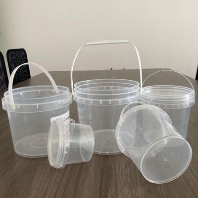 Personalizzare secchi di plastica rotondi da 1L 2L 3L 4L 5L con coperchi e maniglie per lo stoccaggio degli alimenti