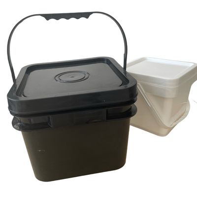 2 galloni di secchi alimentari in contenitori privi di BPA