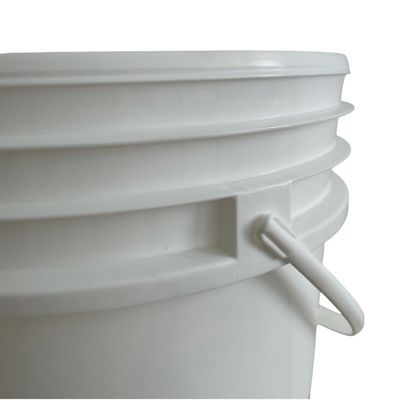 Casse di plastica a prova di manomissione da 5 galloni con coperchio e maniglia Soluzione di stoccaggio essenziale