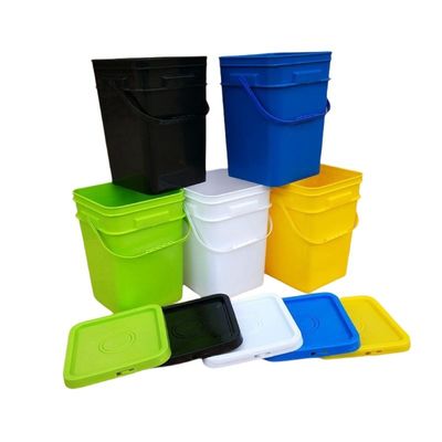 Bottile quadrato di manico di plastica con coperchio di 4 galloni di capacità colore bianco e design cosmetico