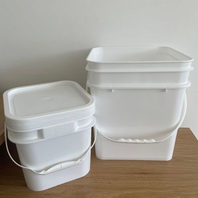 Botti di plastica quadrati da 20L a 25L con manico e coperchio per concime per animali domestici