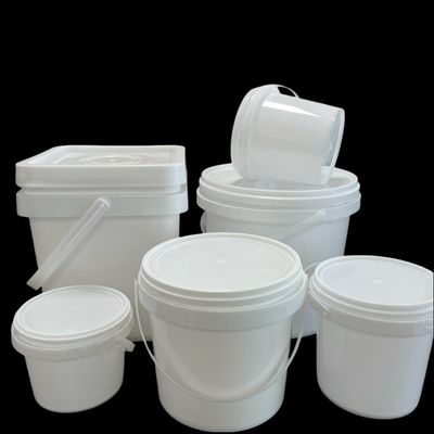 Botti di plastica chiari e rotondi di grado alimentare con coperchio sigillato e serigrafia