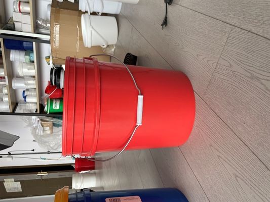 Barattolo rotondo in plastica a prova di perdite da 5 galloni e 6 galloni con manico personalizzato per le vostre esigenze
