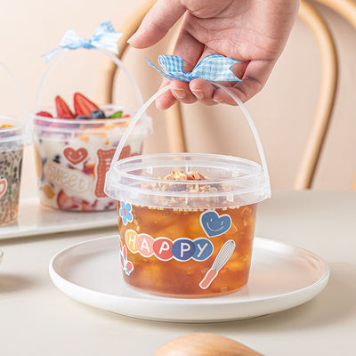 Bottile di plastica trasparente per la conservazione o il ritiro di alimenti a forma rotonda o quadrata