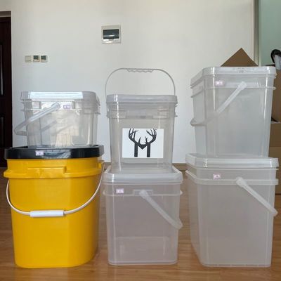 Barattolo di plastica rotondo chiaro e bianco con manico Logo di stampa a colori personalizzato