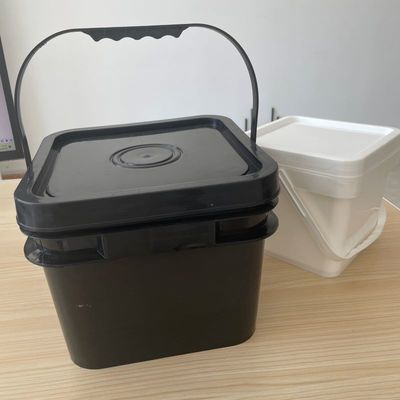 Bottile di plastica per la costruzione con coperchio e manico verde nero giallo