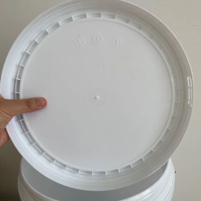 Bottile di plastica in PP bianco da 8 litri con coperchio e maniglia in materiale resistente alle sostanze chimiche