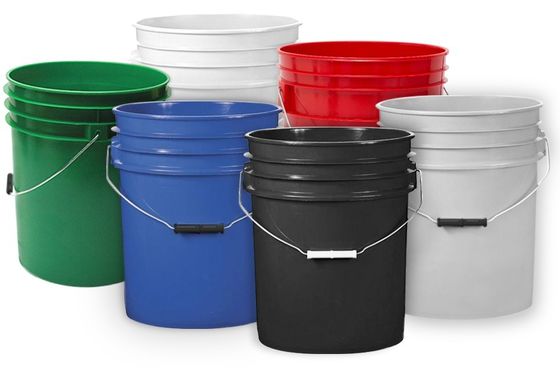 Bucket di plastica con coperchio facile da aprire e chiudere in dimensioni da 3L a 25L per applicazioni personalizzate