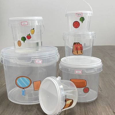 Un secchio di plastica con coperchio