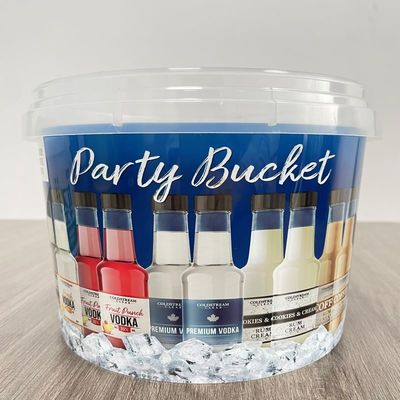 Un secchio di plastica con coperchio