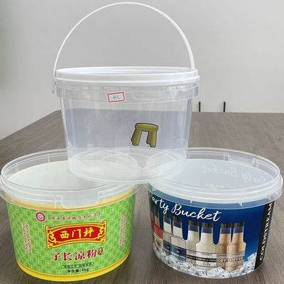 Un secchio di plastica con coperchio